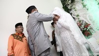 Intan menerima Caisar sepenuhnya sebagai imam di pernikahannya kini. Foto: Caisar Aditya resmi nikah lagi / Hanif Hawari