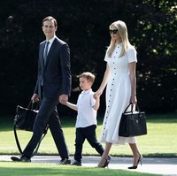 Putri sulung Trump, Ivanka Trump, dan keluarganya juga ikut dalam rombongan. Traveling in style, Ivanka juga elegan dalam balutan shirtdress putih yang dipadukan dengan heels hitam dan handbag berwarna senada.  Foto: dok. Getty Images