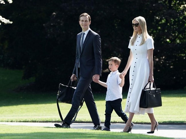 Putri sulung Trump, Ivanka Trump, dan keluarganya juga ikut dalam rombongan. Traveling in style, Ivanka juga elegan dalam balutan shirtdress putih yang dipadukan dengan heels hitam dan handbag berwarna senada.  Foto: dok. Getty Images
