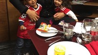 Pemilik nama lengkap Faustino Marcos Alberto Rojo ini tampaknya juga dekat dengan anak-anak. Lihat saja gayanya saat memeluk dua anak kecil, padahal dirinya hendak makan. Foto: Instagram @marcosrojo