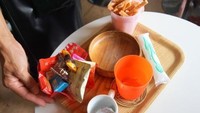 Menu di sini dibuat perpaket. Paket tersebut sudah termasuk makanan serta minuman untuk pengunjung lengkap dengan kudapan anjing. Harga perpaket dibanderol sebesar 1.200 yen (Rp 154.000). Foto: SoraNews24