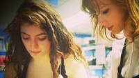 Kali ini terlihat Taylor Swift dan Lorde yang asyik menyiapkan makanan di dapur. Tak hanya di panggung, keduanya juga ahli mengolah masakan. Kayak apa ya rasa masakannya? Foto: Istimewa