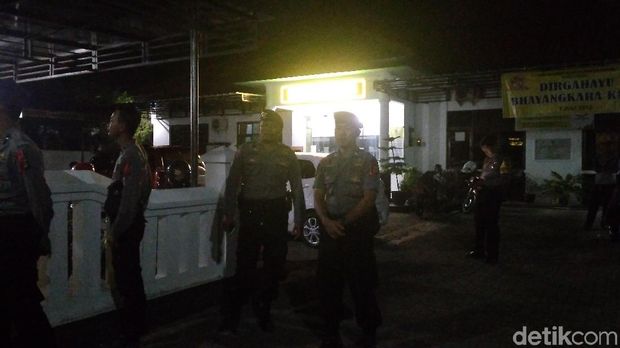 Minta Coblos Ulang, Massa Geruduk 5 Kantor Panwascam di Cirebon