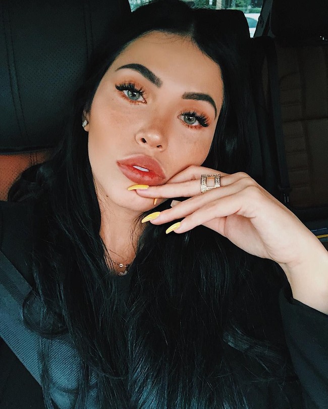 Claudia mengaku, sejak ikut Miss Bumbum ia jadi lebih berani memamerkan foto seksi. Sebelum ikut kontes tersebut, Claudia mengaku tidak pernah berfoto seksi. Foto: dok. Instagram (claudiaalen)