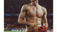 Lewy yang juga striker Bayern, termasuk pesepakbola yang punya tubuh kekar dan perut sixpack. Foto: Instagram/annalewandowskahpba