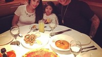 Quality time bersama keluarga sambil makan malam. Menunya banyak mulai pizza, calamari hingga sup. Foto: Instagram @marcosrojo