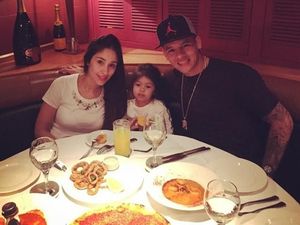 10 Foto Ini Buktikan Pesepak Bola Marcos Rojo Sering Makan Romantis