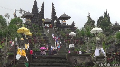 Kunjungan wisatawan ke Pura Besakih, Karangasem, Bali menurun drastis akibat erupsi dari Gunung Agung.