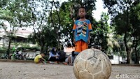 Ruang terbuka hijau tak jarang juga dimanfaatkan oleh anak-anak sekitar untuk bermain bersama. Sepak bola menjadi salah satu permainan yang paling diminati oleh anak-anak itu.