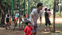 Tak hanya bermain bola, ada juga beberapa keluarga terlihat bermain bersama anak-anak mereka di Taman Cornel Simanjuntak ini.