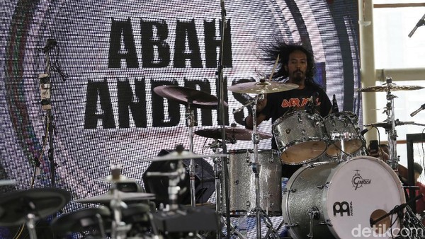 Penampilan Abah Andris, Dedengkot Musik Metal Tanah Air