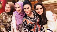 Meski sudah jarang tampil di TV, Ingrid masih berteman dengan para artis seperti Krisdayanti dan Kristina. Mereka kumpul dalam acara buka bersama di awal Ramadan kemarin. Foto: Instagram ingrid_kansil
