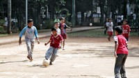 Seperti di Taman Cornel Simanjuntak, Jakarta Timur ini. Anak-anak terlihat senang menghabiskan waktu dengan bermain bola.