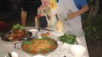 Makan malam di Singapura, Cynthiara memilih menu tradisional kari dan daging kambing khas Singapura. Lengkap dengan es buah kelapa segar. Foto: Instagram @cynthiara_alona Foto: Instagram @cynthiara_alona