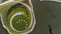 Hamparan taman yang asri ini menggantikan 11 hektar kawasan industri yang lama dan menawarkan pemandangan Manhattan yang spektakuler. Selain beragam fasilitas rekreasi dan peralatan, taman itu juga terintegrasi dengan tambak garam dan semacam tanggul alami sebagai garis pertahanan terhadap cuaca ekstrem dan gelombang badai. Istimewa/Inhabitat.
