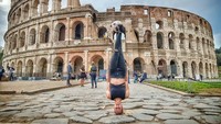 Saat berkunjung ke Colloseo Roma di Italia, Melody tetap asyik berfoto dengan gaya andalannya! (melofreestyleball/Instagram)