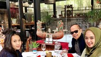 Bersama para kesayangan yang tak akan pernah berubah dan selalu ada ketika dibutuhkan, tulis Ingrid saat hendak bersantap dengan keluarganya. Sweet!Andi Annisa Dwi R Foto: Instagram ingrid_kansil