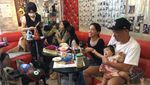 Di Kafe Ini, Pengunjung Bisa Makan Bareng 12 Anjing Pug