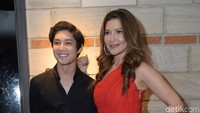 Tamara emang cantik dan begitu pandai merawat tubuh dan wajah. Melihat parasnya, seolah dia tak bisa menua. Foto: Tamara Bleszynski dan Teuku Rassya / NOEL