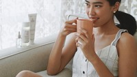 Penyanyi kelahiran Sydney, Australia ini makin dewasa juga makin cantik. Lihat saja, gaya berfoto Alika saat sedang menikmati minuman hangat. Keren ya! Foto: Instagram @alikaislamadina