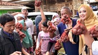 Mampir ke Babakan Madang, Ingrid belanja salak nih. Hayo diborong! Foto: Instagram ingrid_kansil