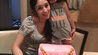 Saat istri tercintanya ulang tahun, Marcos memberikan kejutan lewat kue cantik berbentuk tas tangan. Terlihat juga putri kecilnya yang melempar senyum manis di samping sang ibu. Foto: Instagram @marcosrojo