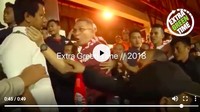 Namun si pria berkemeja putih dihalau Ferry Indra, tokoh The Jakmania. Lehernya si pria berkemeja putih dicekik Ferry Indra. Foto: dok. extragreentime