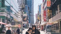 Saat sedang liburan ke Seoul Korea, tampak Alika sedang memegang minuman sambil berfoto mengenakan baju hitam dan sepatu putih. Foto: Instagram @alikaislamadina
