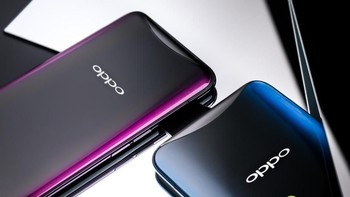 Ponsel ini hadir dalam pilihan warna merah dan biru. Foto: Sina Mobile