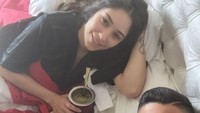 Ini baru momen romantis breakfast on the bed. Bersama sang istri, Marcos sip makan menu sarapan roti bakar. Tapi rotinya kok tampak agak gosong ya? Foto: Instagram @marcosrojo