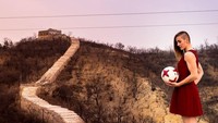 Sudah sampai di Great Wall China, Melody tak lupa untuk foto cantik lengkap dengan bola. (melofreestyleball/Instagram)