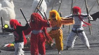 Selain itu ada pula penampilan penari yang membawakan Tari Topeng Dongkrek Madiun pada Eksotika Bromo 2018. Antara Foto/Zabur Karuru.