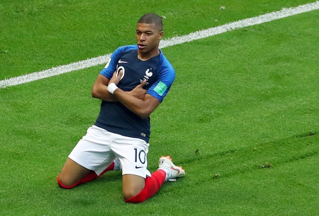 Kylian Mbappe menjadi man of the match setelah Prancis berhasil menundukkan Argentina 4-3 di babak 16 besar Piala Dunia 2018, Sabtu (30/6/2018) malam. Penyerang Les Bleus ini berhasil membobol gawang Argentina dua kali. Baru berusia 19 tahun, Mbappe lantas menyamai rekor pemain legendaris Brasil Pele sebagai pesepakbola remaja yang mencetak dua gol dalam satu laga Piala Dunia 60 tahun lalu. Foto: REUTERS/Pilar Olivares