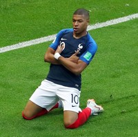 Kylian Mbappe menjadi man of the match setelah Prancis berhasil menundukkan Argentina 4-3 di babak 16 besar Piala Dunia 2018, Sabtu (30/6/2018) malam. Penyerang Les Bleus ini berhasil membobol gawang Argentina dua kali. Baru berusia 19 tahun, Mbappe lantas menyamai rekor pemain legendaris Brasil Pele sebagai pesepakbola remaja yang mencetak dua gol dalam satu laga Piala Dunia 60 tahun lalu. Foto: REUTERS/Pilar Olivares