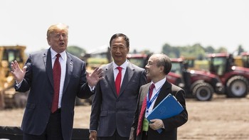 CEO Foxconn Terry Gou (tengah) dan Chairman and CEO of SoftBank Group Masayoshi Son (kanan). Foto: Andy Manis/Getty Images