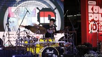 Usai tampil Gilang pun membagi tips dan setting drum set miliknya.