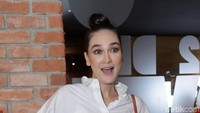 Luna Maya tampil dengan rambut bun dan kemeja putih panjang. Foto: Luna Maya / NOEL