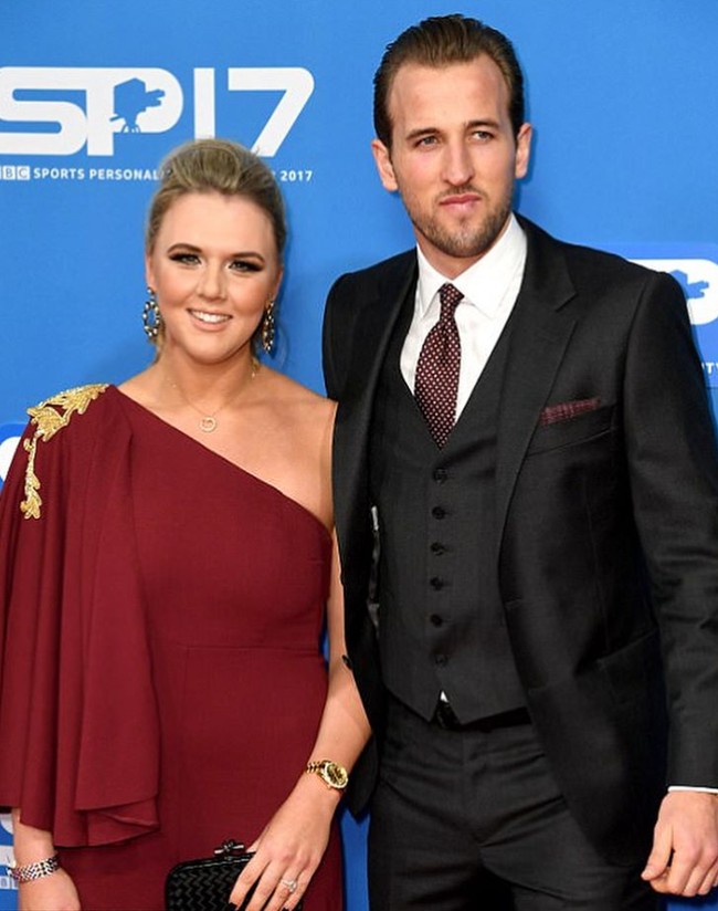 Seperti dikutip Mail Online, Harry Kane dan sang tunangan adalah teman kecil. Keduanya sudah saling mengenal sejak mereka sama-sama duduk di bangku sekolah dasar. Dan mereka mulai pacaran tujuh tahun setelah foto bareng Beckham itu terjadi. Foto: dok. Instagram