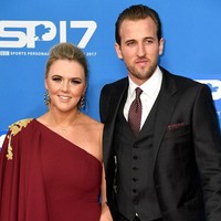 Seperti dikutip Mail Online, Harry Kane dan sang tunangan adalah teman kecil. Keduanya sudah saling mengenal sejak mereka sama-sama duduk di bangku sekolah dasar. Dan mereka mulai pacaran tujuh tahun setelah foto bareng Beckham itu terjadi. Foto: dok. Instagram