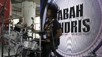 Permainan drum dan speed yang ditunjukan Abah Andris membuat penonton terpukau.