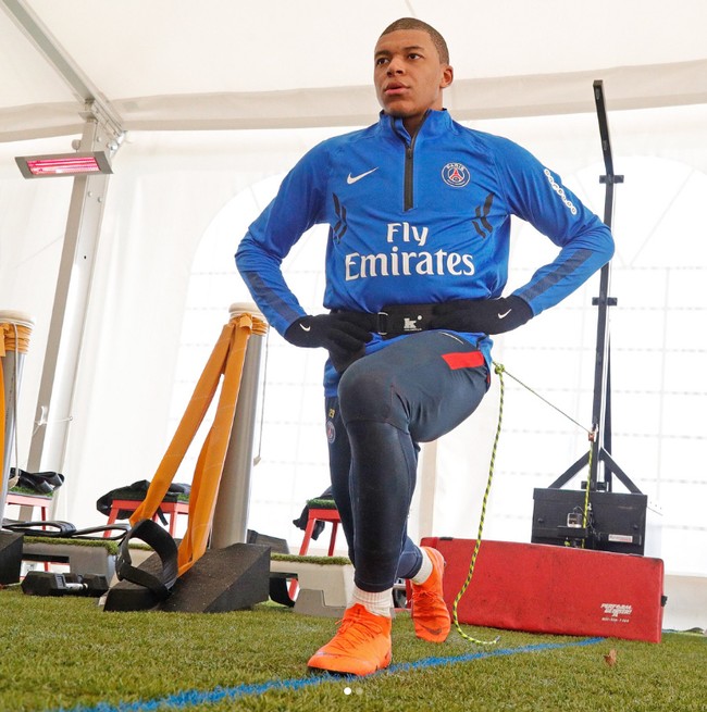 Setiap pemain bola memiliki tubuh yang bugar. Latihan sepakbola dan gym juga membuat mereka menjadi seorang pria yang kuat. Hal ini membuat para wanita jatuh hati karena pada umumnya memiliki pasangan yang kuat akan menimbulkan rasa aman dan terlindungi. Foto: instagram/k.mbappe29