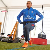 Setiap pemain bola memiliki tubuh yang bugar. Latihan sepakbola dan gym juga membuat mereka menjadi seorang pria yang kuat. Hal ini membuat para wanita jatuh hati karena pada umumnya memiliki pasangan yang kuat akan menimbulkan rasa aman dan terlindungi. Foto: instagram/k.mbappe29