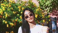 Dimana pun nampaknya Alika selalu menikmati minuman sambil berfoto di spot yang bagus. Wah, bunga cantik berwarna kuning menjadikan foto Alika makin sempurna. Foto: Instagram @alikaislamadina