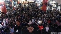 Keseruan penonton yang memadati Kuningan City, Jakarta Selatan, Sabtu (30/6/2018). Foto: Asep Syaifullah