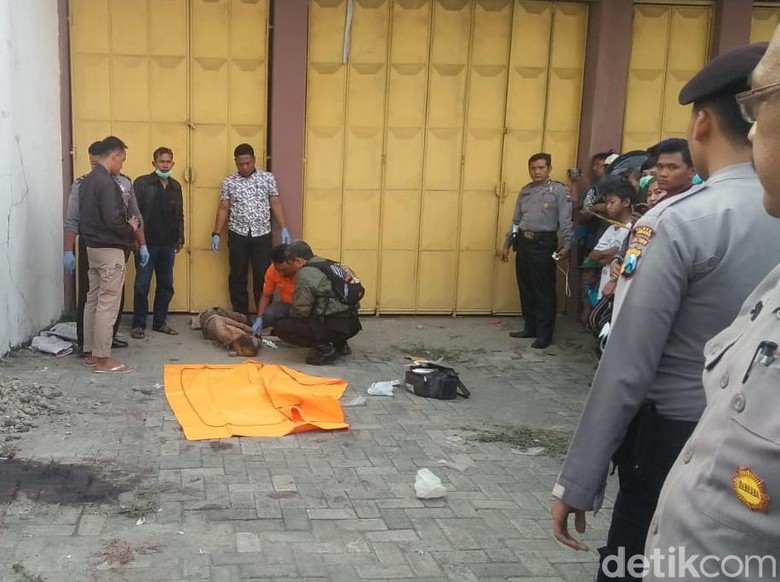 Pemuda Berambut Pirang Ini Ditemukan Tewas dengan Luka Tusuk Pemuda Berambut Pirang Ini Ditemukan Tewas dengan Luka Tusuk