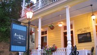 Restoran Poogans Porch punya banyak kisah seram. Banyak pengunjung yang melihat sosok pria menghantui rumah makan, ada juga yang melihat sosok pria berpakaian hitam tengah mencari adik perempuannya di ruang makan depan. Foto: Istimewa