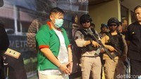 Reza Bukan ditangkap karena narkoba. Foto: Artis Reza Bukan di Polres Jakbar. (Zunita-detikcom)