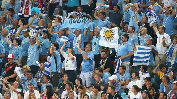  Para suporter timnas Uruguay, di Fisht Stadium, Sochi, Rusia, 30 Juni. 