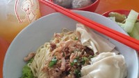 Kalau ini racikan mie ayam jamur ‘Pantes’ yang dinikmati @poke_jc. Komplet pakai bakso dan kaldu. Pangsit rebusnya gendut ya. Foto: Instagram @poke_jc
