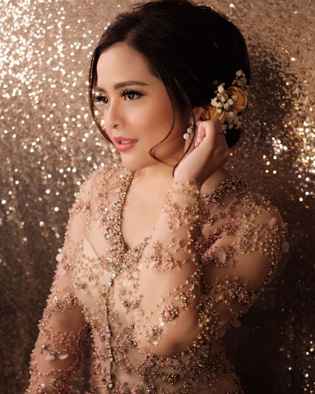 Rambut ditata glamor dengan sanggul modern, buah karya Penny Hairdo. Loose updo memberikan kesan elegan, anggun, sekaligus feminin dengan sematan korsase. Foto: Instagram/@bubahalfian